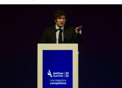 Javier Milei en atril en AmCham